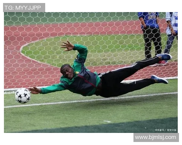 足球巨星全力起脚射门瞬间展现速度力量与激情魅力